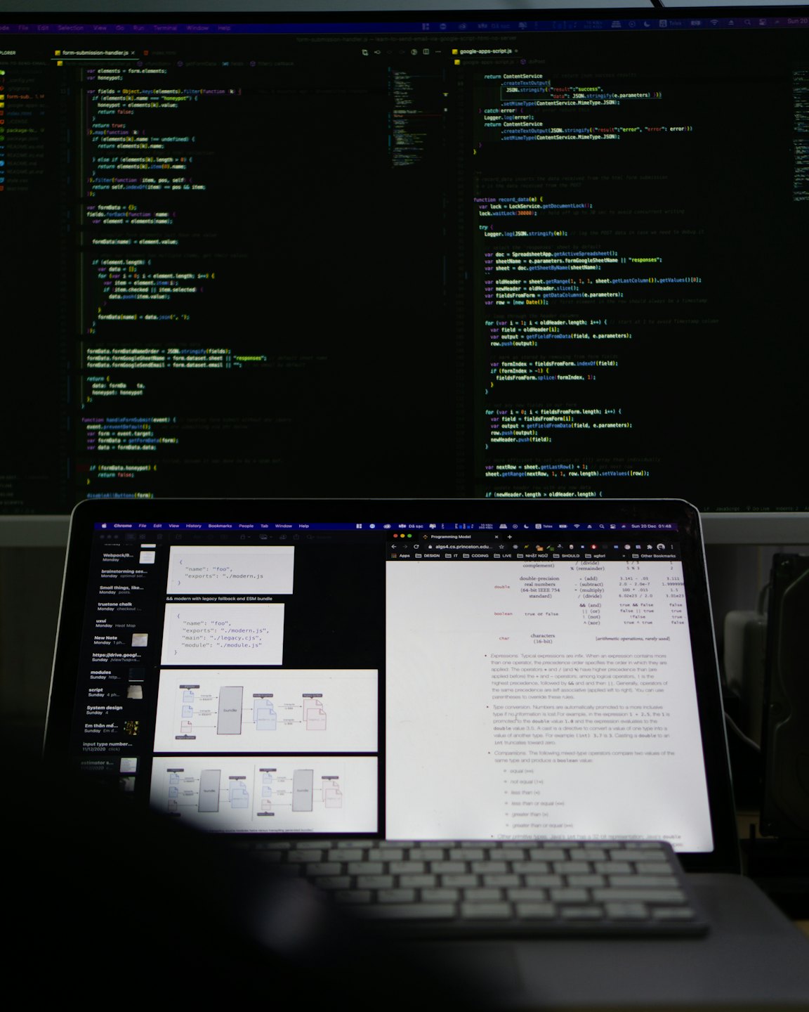 Zwei Computermonitore zeigen Codezeilen auf einem Schreibtisch.